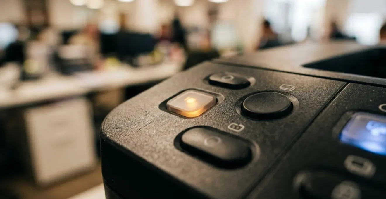 Gros plan sur un panneau de contrôle d'imprimante professionnelle avec indicateurs lumineux