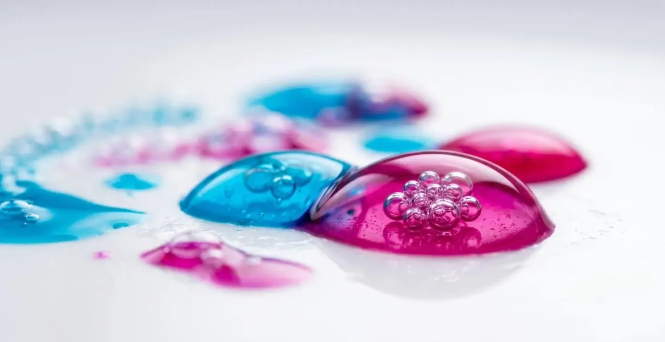 Macrophotographie de gouttes d'encre liquide cyan et magenta avec bulles d'air microscopiques