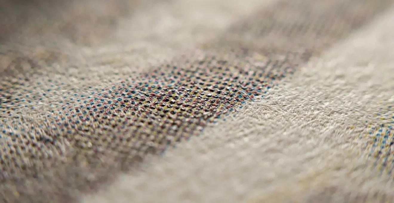 Détail macro d'une texture photographique révélant la qualité de l'interpolation d'image