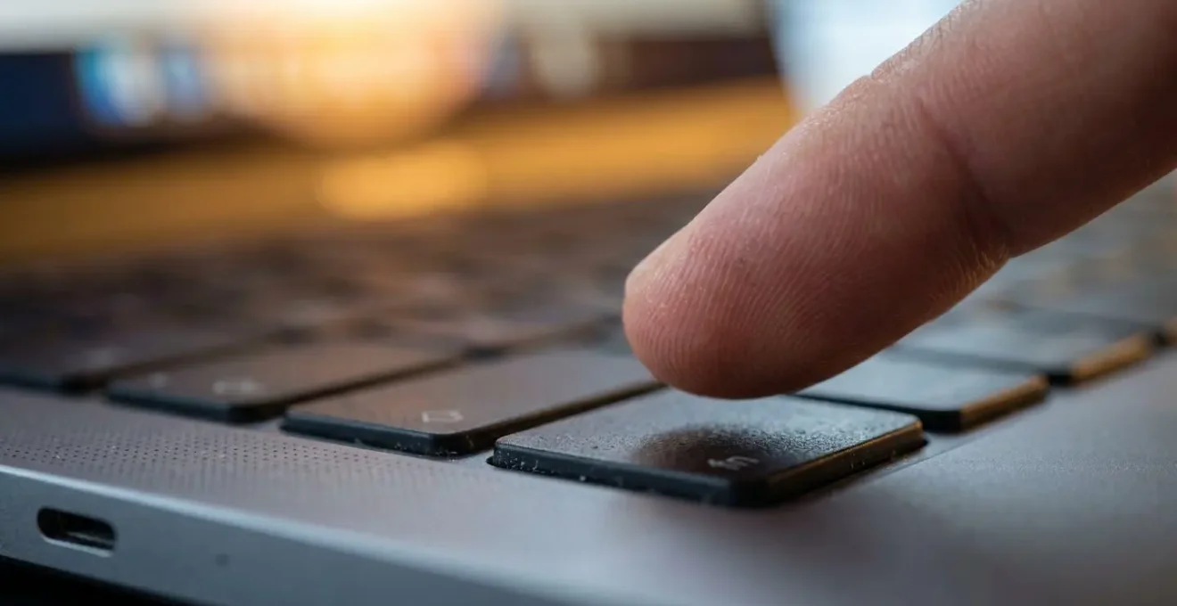 Gros plan sur interface de nettoyage de métadonnées d'un fichier numérique