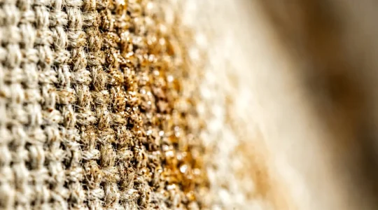 Toile imprimée en gros plan montrant la texture et la profondeur des fibres protégées