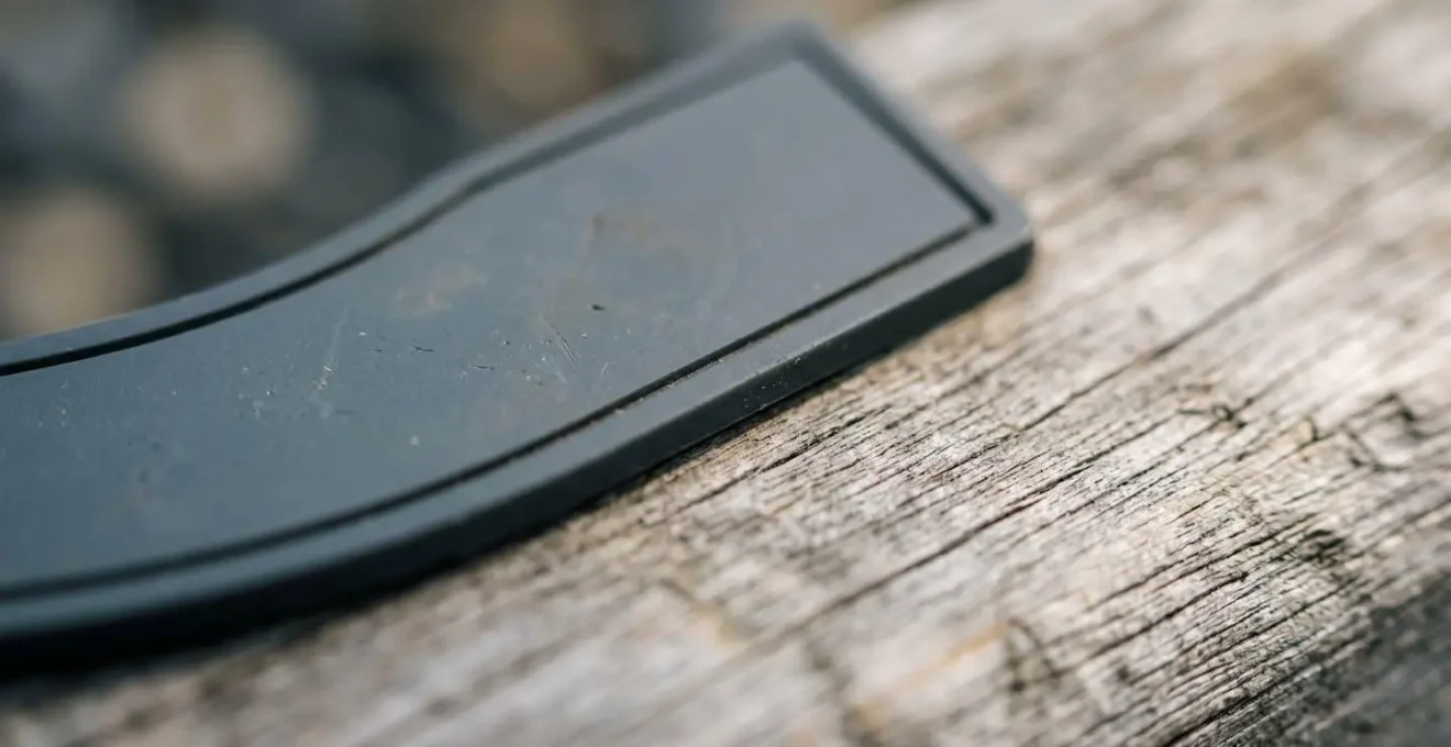 Démonstration de la technique du contour sombre pour isoler un élément visuel sur un arrière-plan texturé