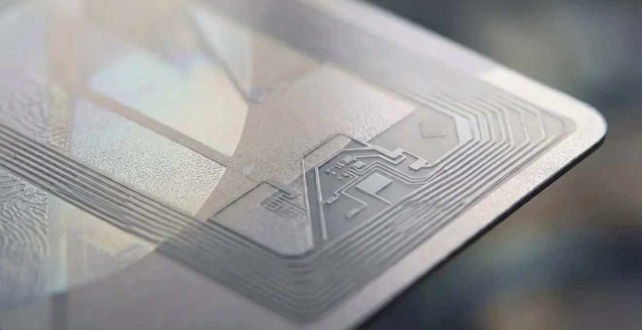 Gros plan sur différentes technologies de badges RFID pour contrôle d'accès