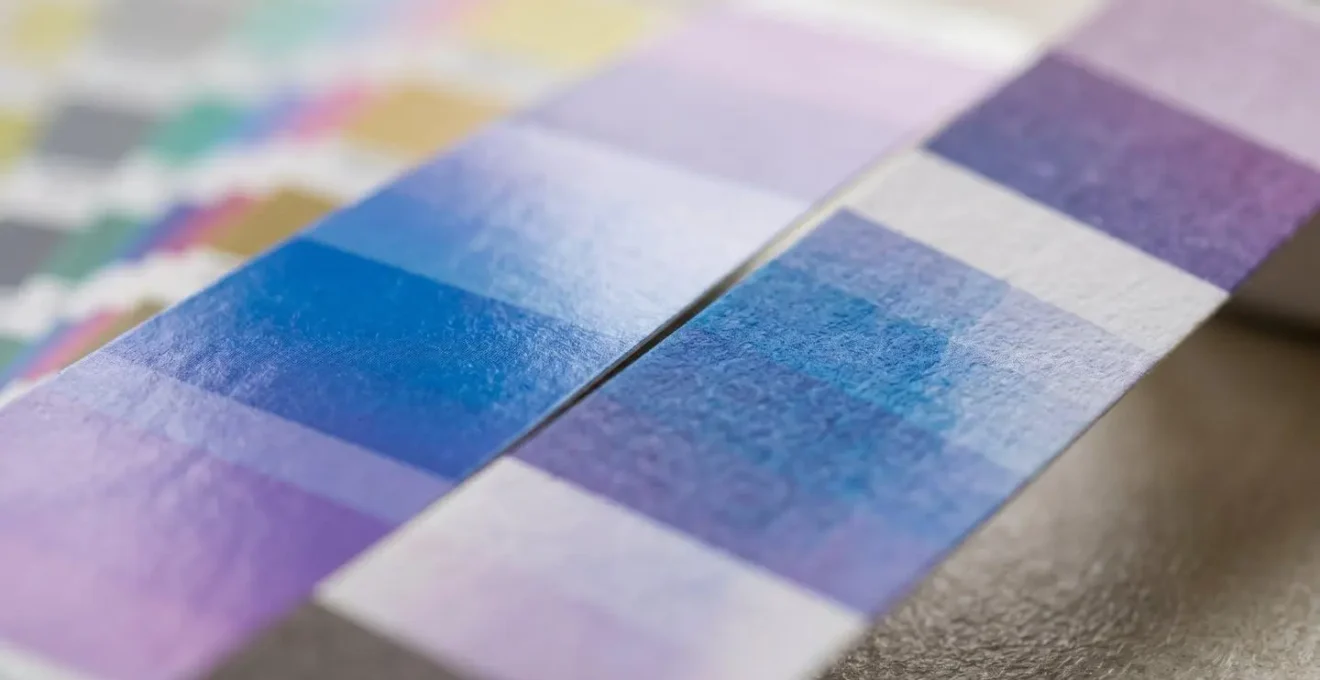 Comparaison visuelle entre nuancier Pantone Coated et Uncoated sur différents supports papier